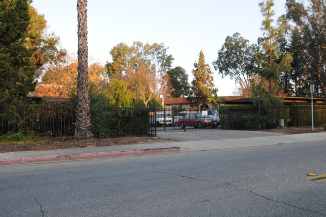 The Pines in Escondido, CA - Foto de edificio - Building Photo