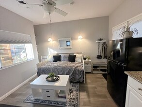 39850 St Honore Dr in Murrieta, CA - Foto de edificio - Building Photo