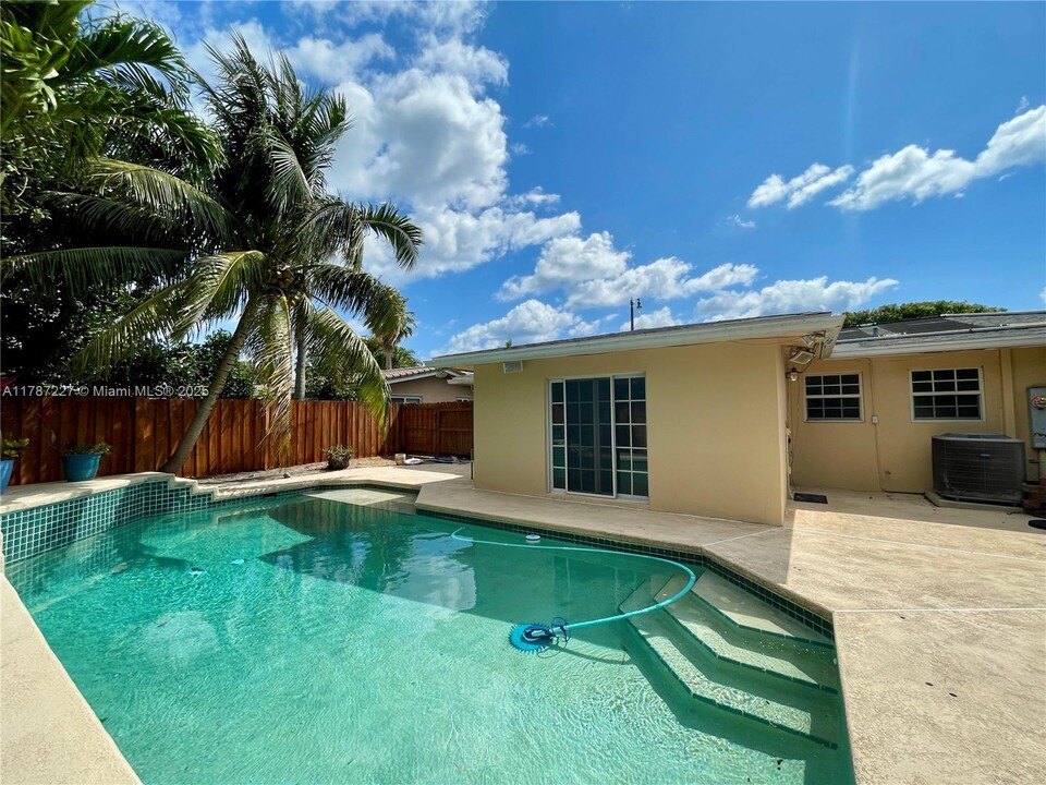 4051 NE 17th Terrace in Pompano Beach, FL - Building Photo