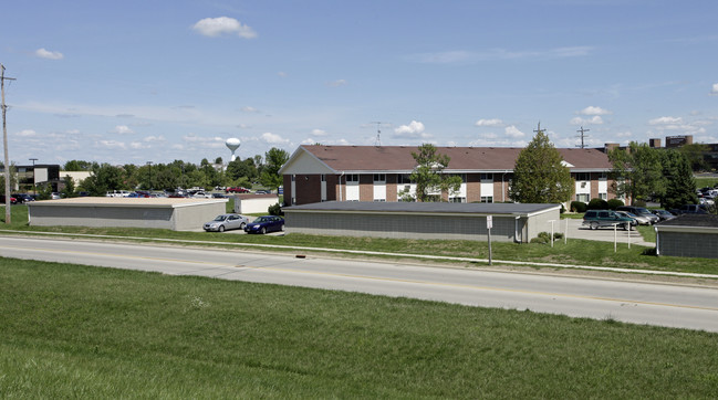 Pine Ridge Apartments in Watertown, WI - Building Photo - Building Photo