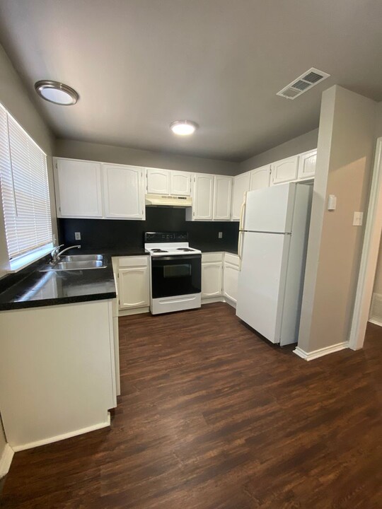 1608 Sun Valley Dr in Cleburne, TX - Building Photo