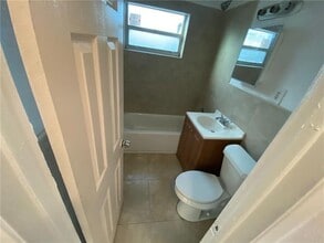 2247 Simms St in Hollywood, FL - Building Photo - Building Photo