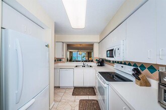 6105 Bahia Del Mar Cir N in St. Petersburg, FL - Foto de edificio - Building Photo