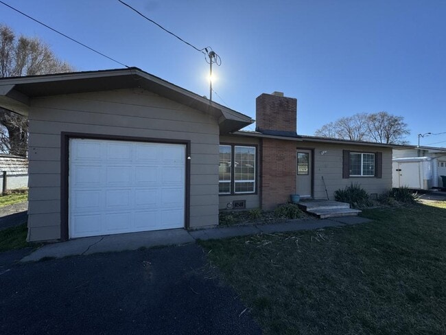 property at 1934 Crest St