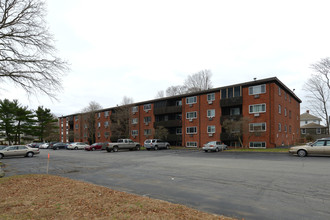 Hamilton House Apartments in North Providence, RI - Foto de edificio - Building Photo