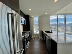1191-1191 Sunset Dr in Kelowna, BC - Building Photo - Building Photo