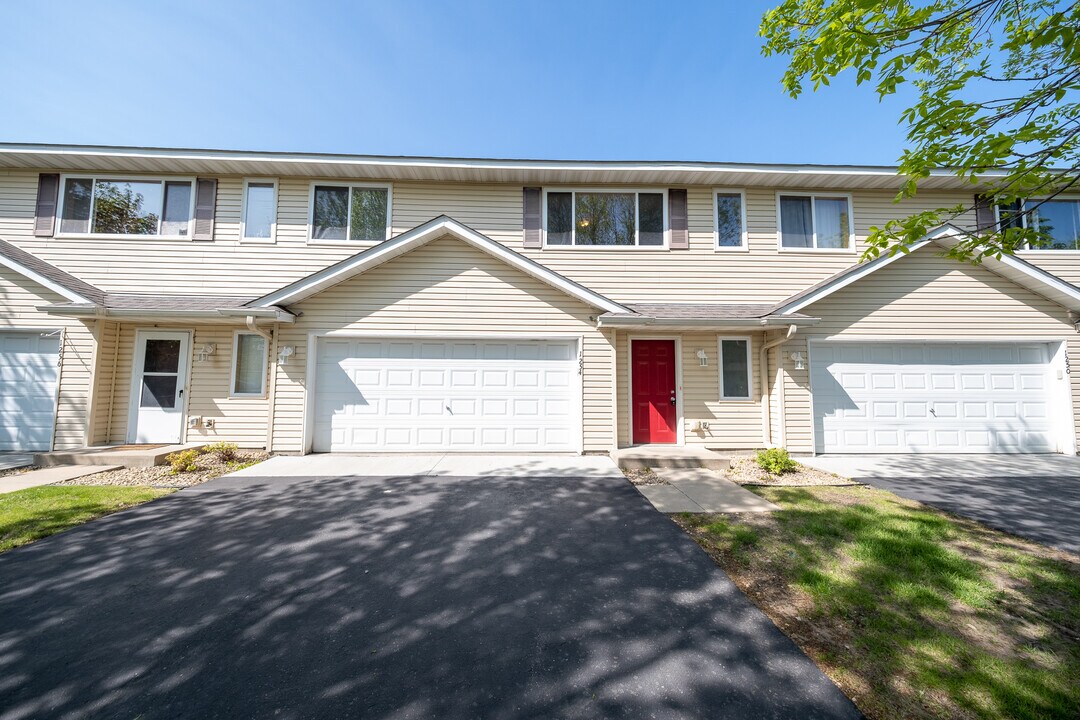 1254 Willow Trail in Farmington, MN - Building Photo