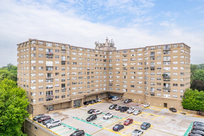 Radnor House in Bryn Mawr, PA - Building Photo - Building Photo