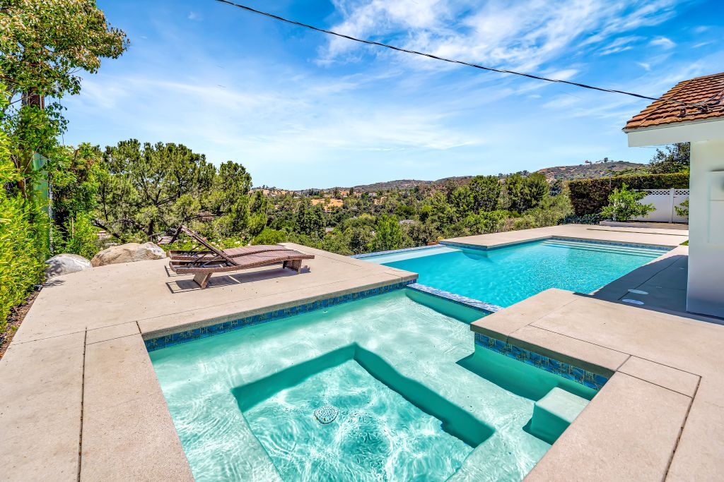 22376 Algunas Rd in Los Angeles, CA - Building Photo