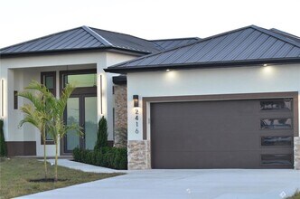 2416 Diplomat Pkwy W in Cape Coral, FL - Foto de edificio - Building Photo