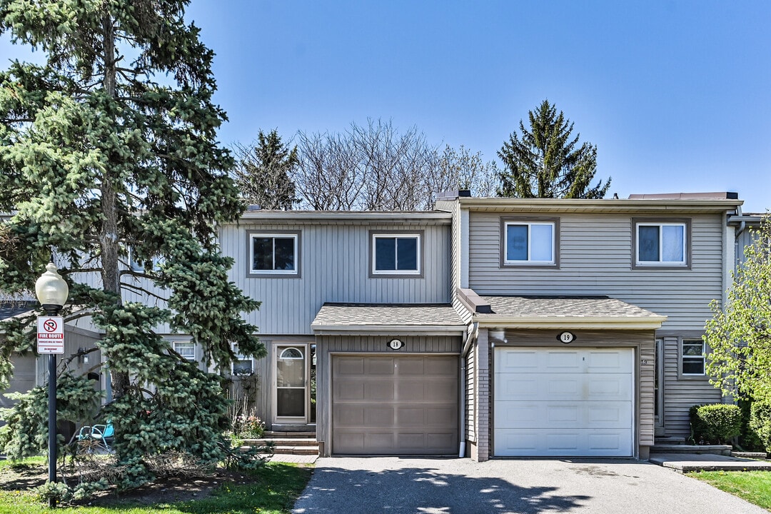 3500 Glen Erin Dr in Mississauga, ON - Building Photo