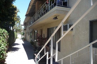 15204 Dickens St in Sherman Oaks, CA - Foto de edificio - Building Photo