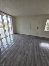 1121 E Desert Inn Rd in Las Vegas, NV - Building Photo - Building Photo