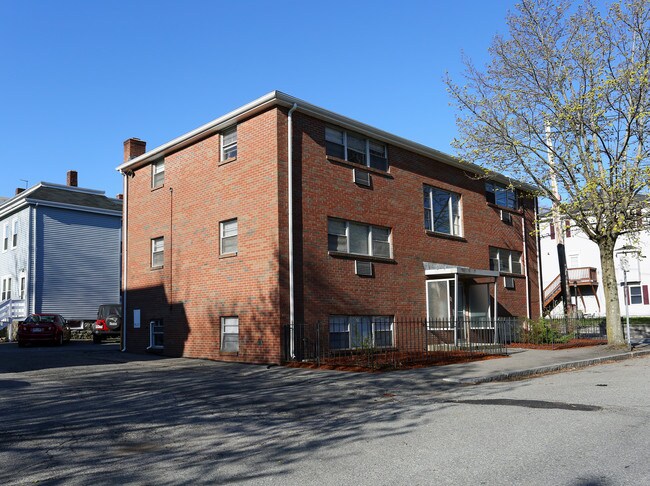 156-158 Ash St in Waltham, MA - Foto de edificio - Building Photo