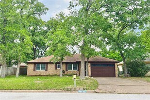 2703 Allen Forest Dr in Bryan, TX - Building Photo