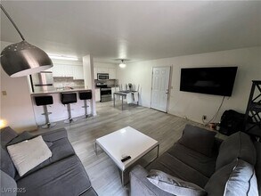 4961 River Glen Dr in Las Vegas, NV - Building Photo - Building Photo