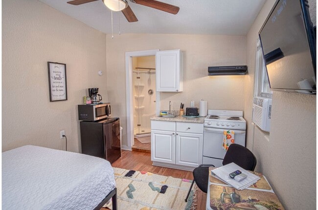 121 Douglas Way St in San Antonio, TX - Building Photo - Building Photo