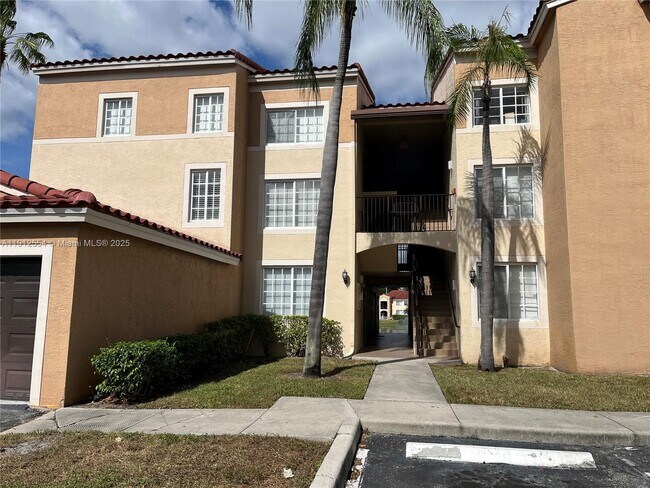 2061 Renaissance Blvd in Miramar, FL - Foto de edificio - Building Photo