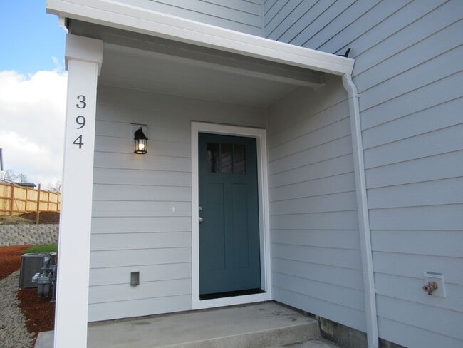 394 NW Denton Ave in Dallas, OR - Building Photo - Building Photo