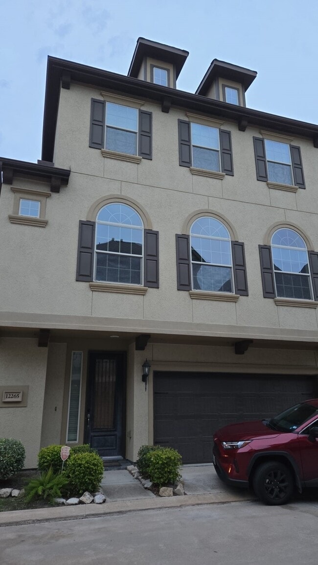 12265 Oxford Cres Cir