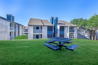 Rise Bedford Lake in Bedford, TX - Foto de edificio - Building Photo