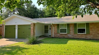 660 Oak St in Burleson, TX - Building Photo