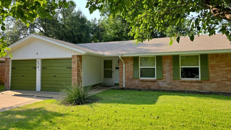 660 Oak St in Burleson, TX - Building Photo