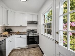 64 Heritage Hill Rd in New Canaan, CT - Building Photo - Building Photo