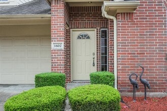 1602 Village Townhome Dr in Pasadena, TX - Building Photo - Building Photo