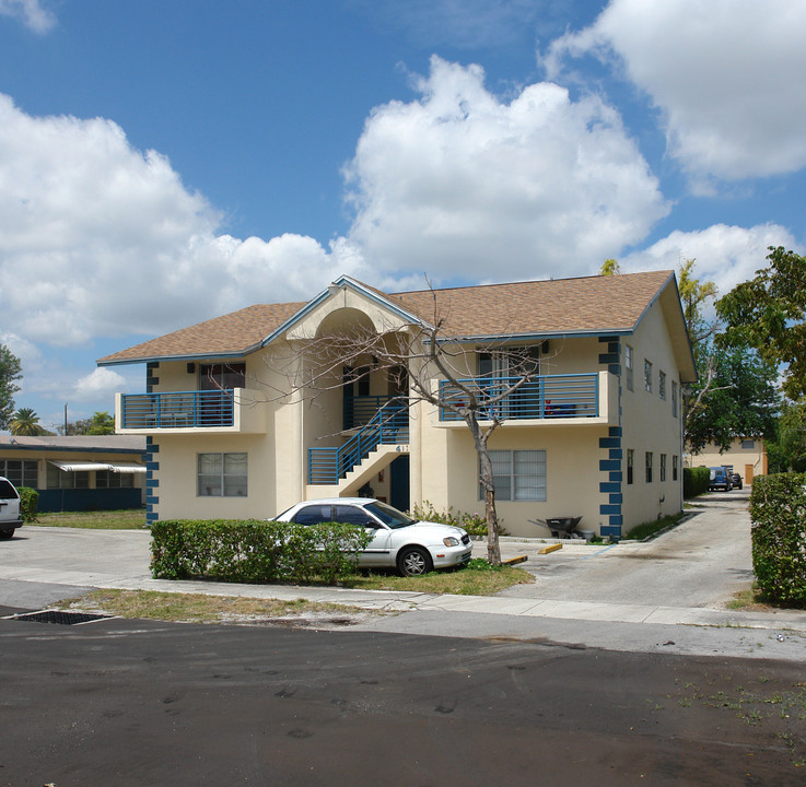 401-411 SE 10th St in Hallandale Beach, FL - Building Photo