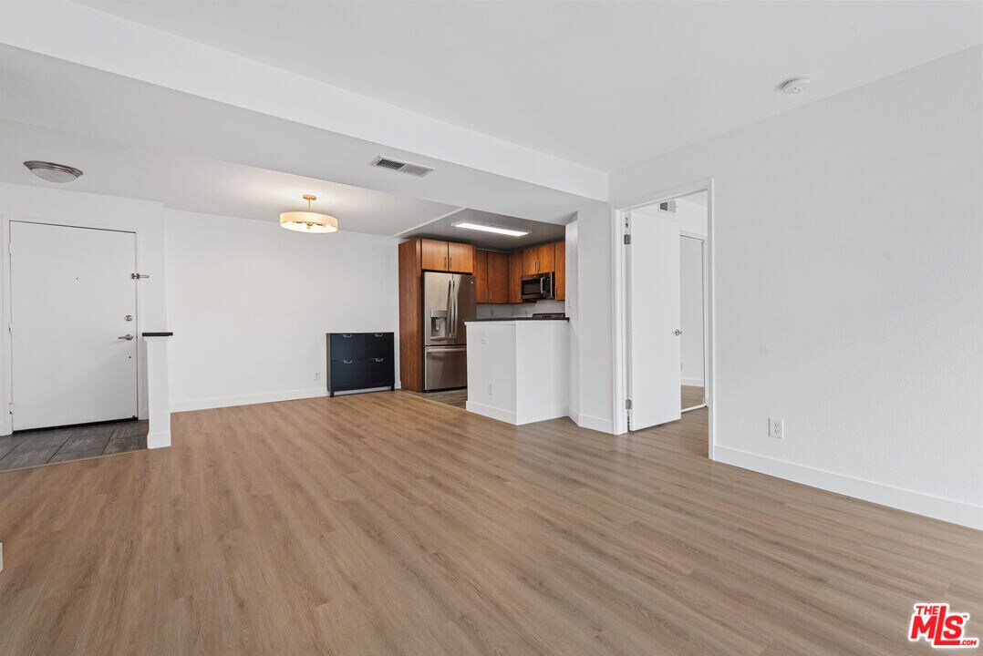 8300 Manitoba St in Los Angeles, CA - Building Photo