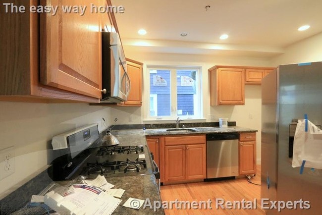 25 Lewis St, Unit 2 in Somerville, MA - Foto de edificio - Building Photo