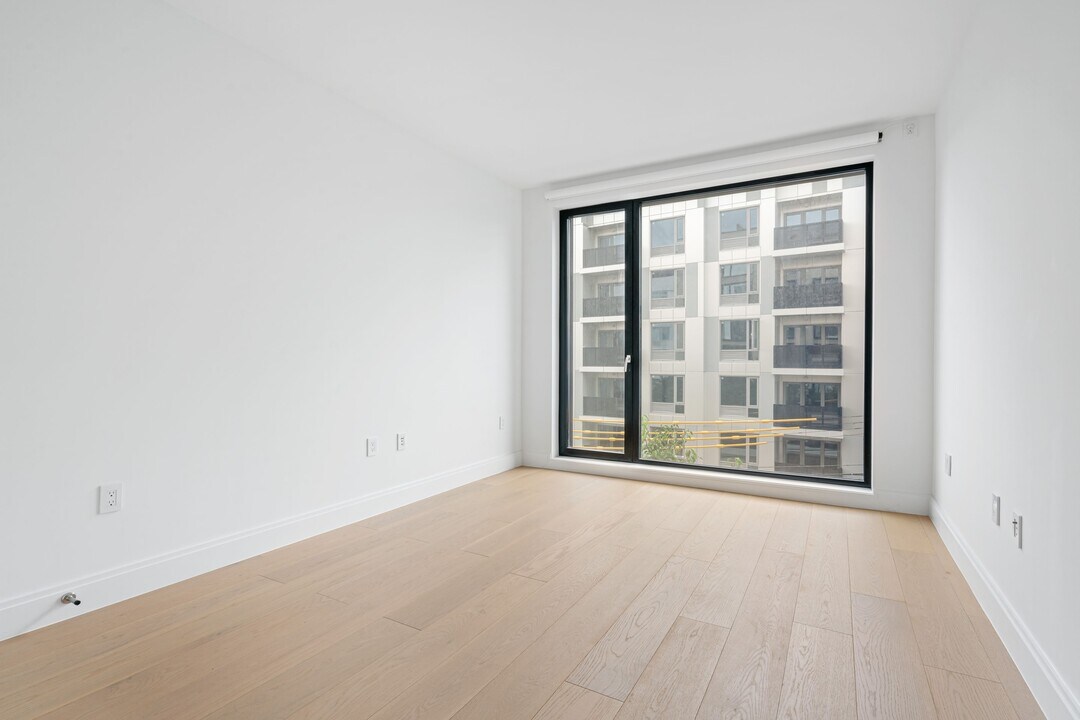 37-14 34th St in Queens, NY - Foto de edificio