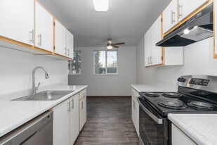 Quatama Village Apartments in Aloha, OR - Building Photo