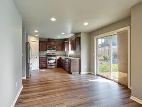 348 SW Mount Rainier St in McMinnville, OR - Building Photo - Building Photo