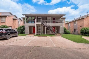 2404 Sycamore Ave in Huntsville, TX - Building Photo