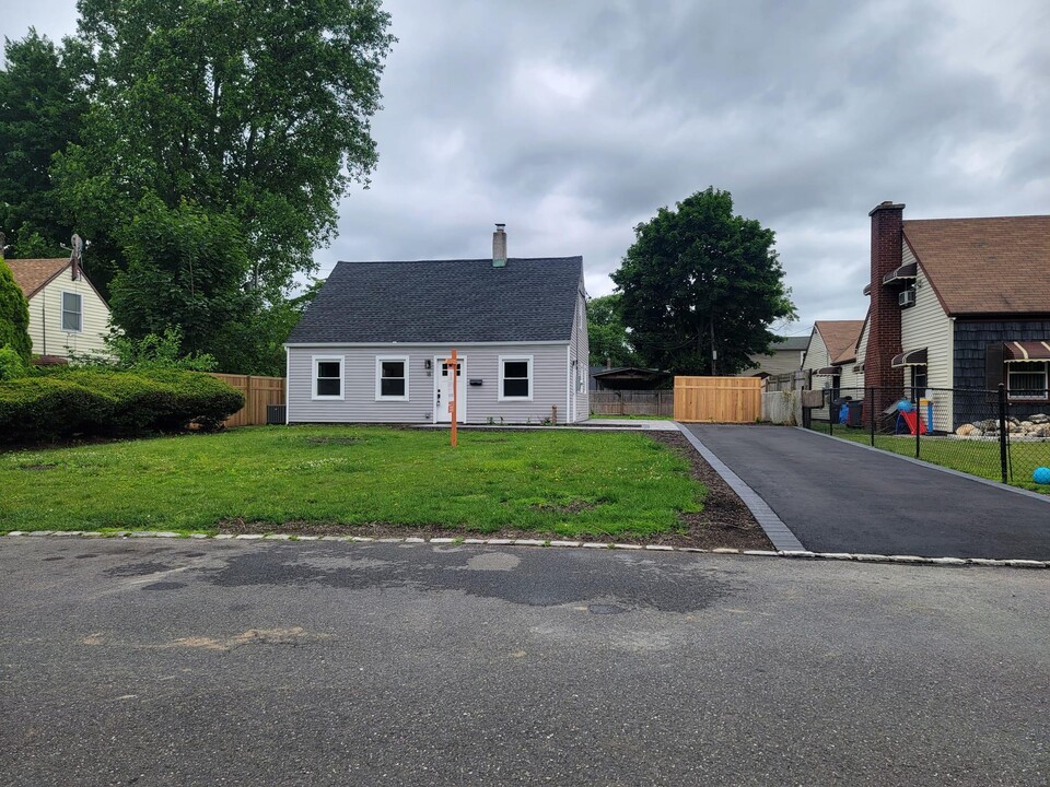 18 Garland Ln in Westbury, NY - Building Photo