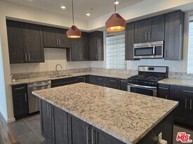 940 S Western Ave in Los Angeles, CA - Building Photo