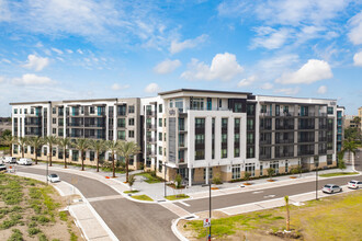 Axio at Carillon Apartments in St. Petersburg, FL - Foto de edificio - Building Photo