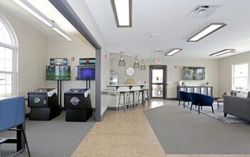 Windsor West Apartments in Champaign, IL - Building Photo - Building Photo