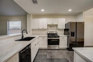 2016 Ravenscroft Dr in Austin, TX - Building Photo