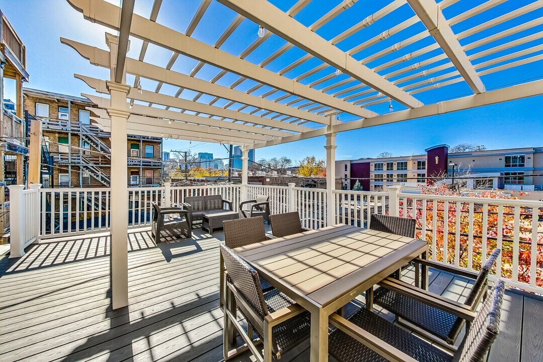 1042 N Orleans St, Unit 2 in Chicago, IL - Building Photo