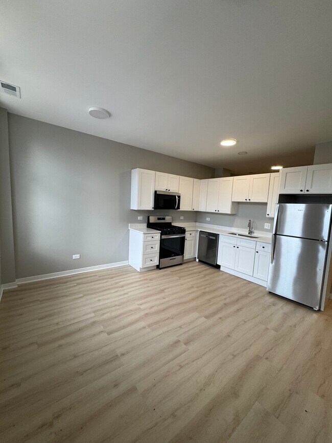 4007 W School St, Unit 2 in Chicago, IL - Building Photo - Building Photo