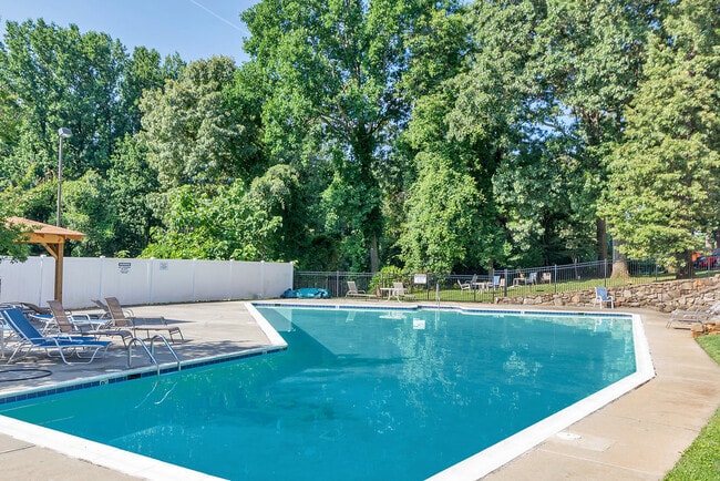 1800 Jefferson Park Ave in Charlottesville, VA - Foto de edificio - Building Photo