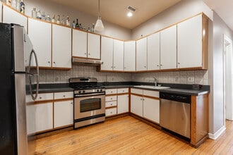 2200 W Belmont Ave, Unit 2 in Chicago, IL - Building Photo - Building Photo