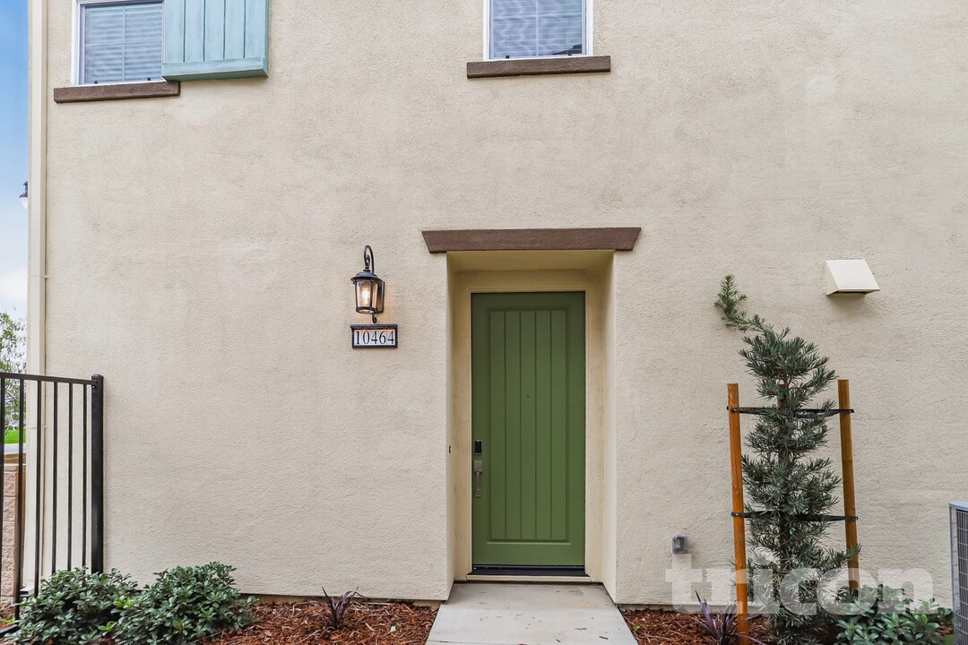 10464 Barrena Lp in Elk Grove, CA - Building Photo