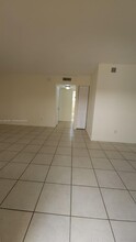 2121 NE 168th St in North Miami Beach, FL - Building Photo - Building Photo