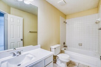 8022 Willancy Ln in Houston, TX - Foto de edificio - Building Photo