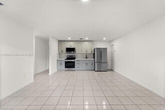 1846 NW 5th St in Miami, FL - Building Photo - Building Photo