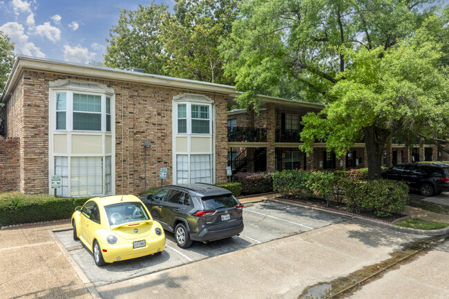 Summit Court Condominiums in Houston, TX - Foto de edificio - Building Photo